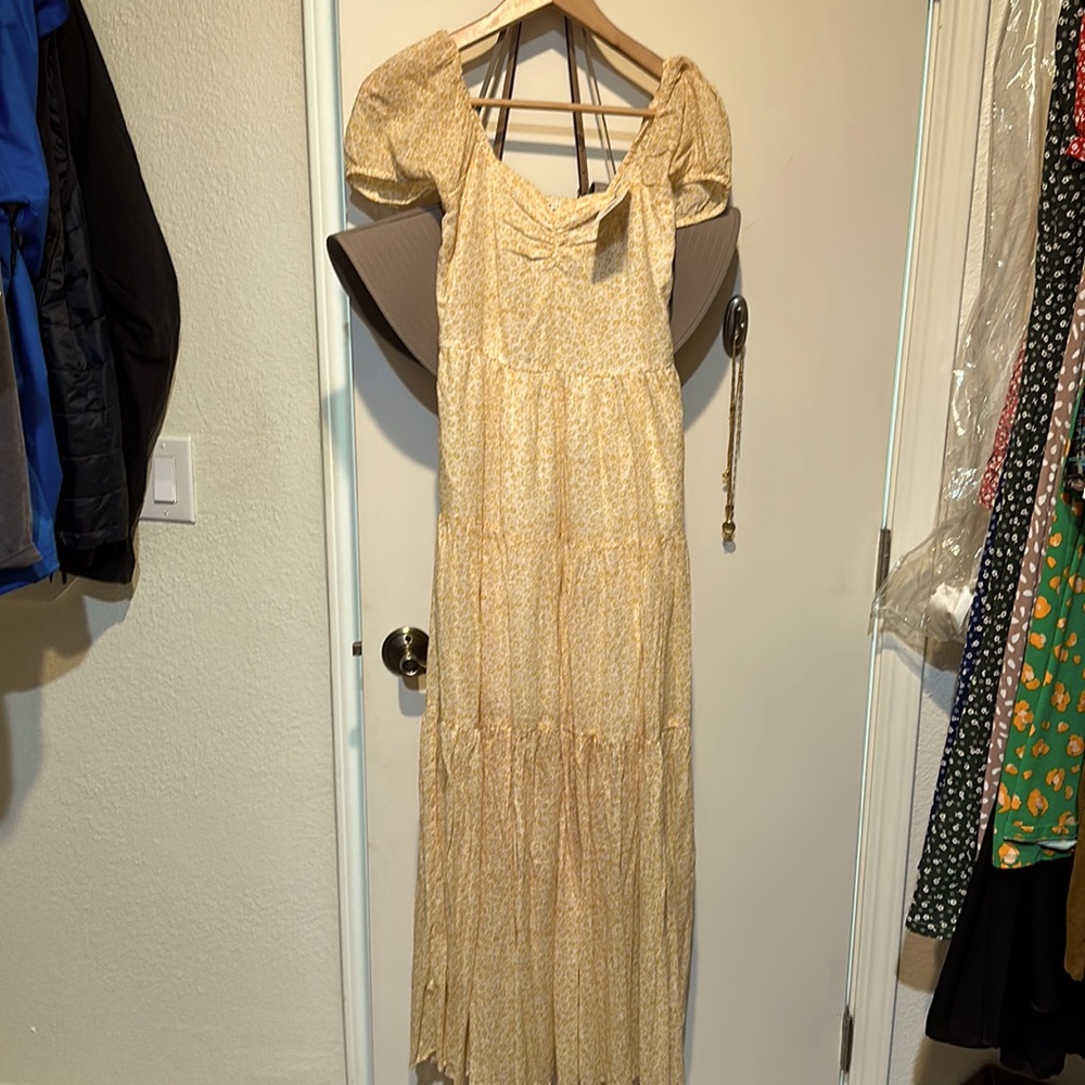 Maxi empire waist puff sleeve billabong dress.